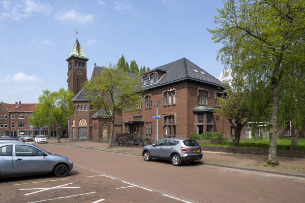 Sint-Franciscuskerk met pastorie 